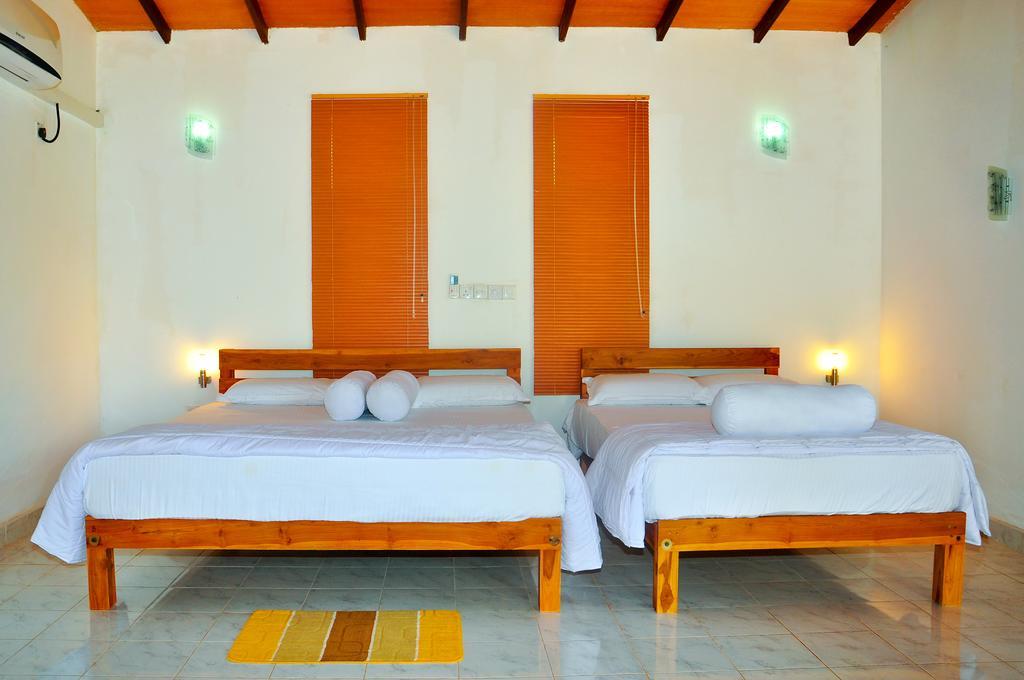 Indika Lake Resort Nuwarawewa East الغرفة الصورة